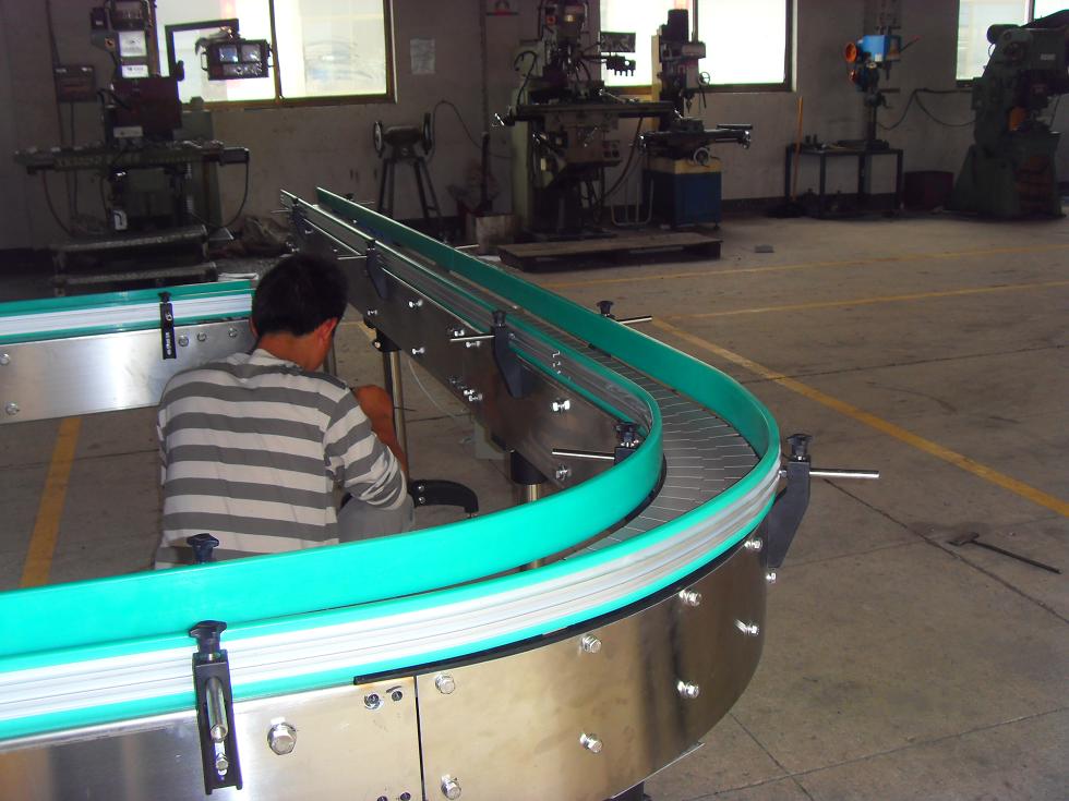 乳品鏈板輸送線彎軌的特點和設(shè)計