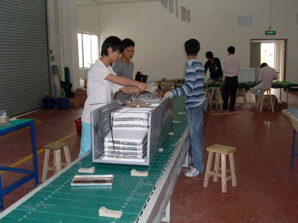 鏈板輸送機依據物料定制完美輸送線